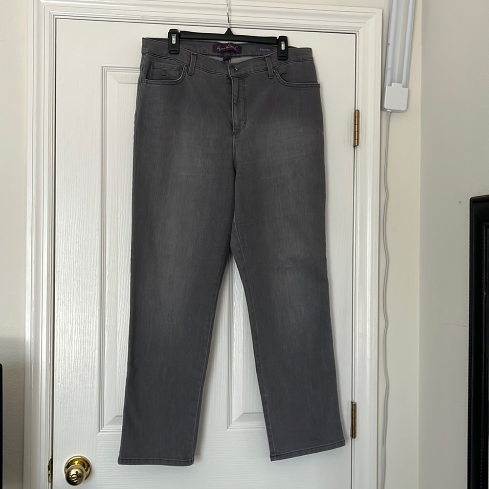 Gloría Vanderbilt, Amanda jean’s, size 16P, grey, slightly worn.